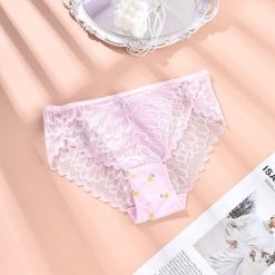 Figi z koronką klasyczny krój dla codziennej elegancji Erike. Czarne figi damskie Intica, uniwersalny, bez wzorów, z koronki. W wyprzedaży za 69.00 zł.