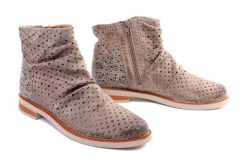 MACIEJKA 05922-10/00-5 ciemny beż, botki damskie. Brązowe botki damskie Maciejka, ze skóry, bez obcasa, na obcasie, bez zapięcia. Za 459.90 zł.