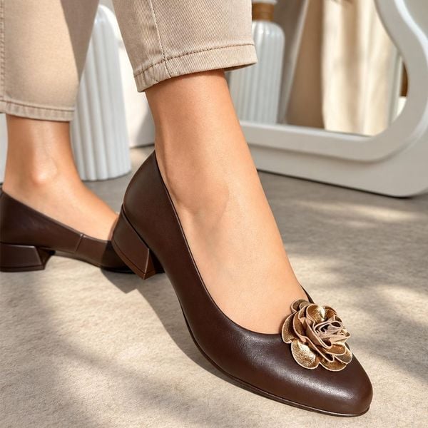 Czekoladowe lico skórzane Polskie czółenka damskie Deoni d543. Brązowe czółenka damskie Deoni, z aplikacjami, z materiału, bez obcasa, na obcasie. Za 469.00 zł.