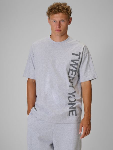 4F Regular Size: T-shirt loose z nadrukiem 4F | Tomasz Fornal - szary XS. Szare t-shirty męskie 4f, m, z aplikacjami, z bawełny, bez kołnierzyka. Za 99.99 zł.