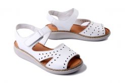 ARTIKER RELAKS 56C2509 biały, sandały damskie. Białe sandały damskie Artiker Relaks, bez wzorów, bez obcasa, na koturnie. Za 167.93 zł.