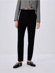 Spodnie cygaretki z wysokim stanem - czarny. Czarne spodnie materiałowe damskie Reserved, bez wzorów, z tkaniny, z podwyższonym stanem. W wyprzedaży za 79.99 zł.