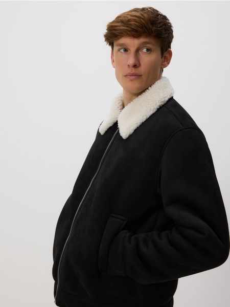 Kurtka sherpa z kołnierzem - czarny. Czarne kurtki męskie Reserved, l, bez wzorów, z dzianiny, bez kaptura. W wyprzedaży za 129.99 zł.