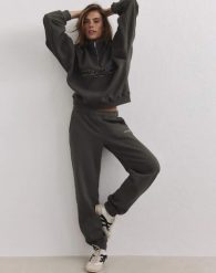 Damskie spodnie dresowe szczotkowany dżersej, średni stan Classic ciemnozielony. Zielone spodnie sportowe damskie Aim'n, m, z bawełny, na fitness i siłownię. Za 345.00 zł.