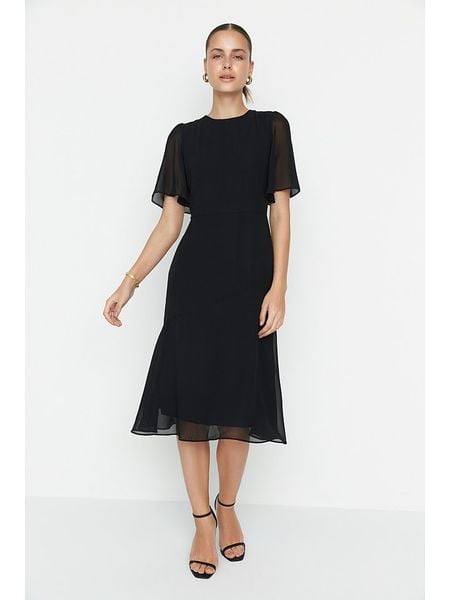 Trendyol Sukienka w kolorze czarnym rozmiar: 42. Czarne sukienki damskie Trendyol, bez wzorów, bez kołnierzyka, bez ramiączek, midi, rozkloszowane. Za 56.93 zł.