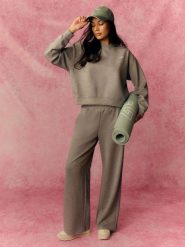 4F Spodnie dresowe z szerokimi nogawkami damskie - szare XS. Szare spodnie dresowe damskie 4f, xs, bez wzorów, z dresówki. Za 149.99 zł.