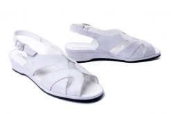 SUAVE 710112-91 ivory, sandały damskie. Szare sandały damskie Suave, bez wzorów, ze skóry, bez obcasa, na koturnie. Za 224.94 zł.