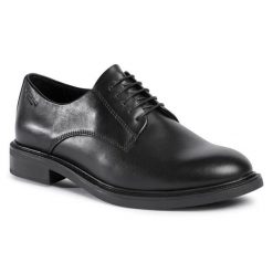 Oxfordy Vagabond Shoemakers. Czarne półbuty damskie Vagabond Shoemakers, bez wzorów, bez obcasa. Za 499.99 zł.
