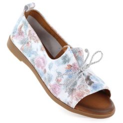 Skórzane półbuty damskie open toe multikolor Cambell 19388. Półbuty damskie Cambell, bez wzorów, ze skóry, z otwartym noskiem, bez obcasa. Za 179.99 zł.