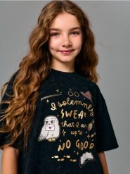Bawełniana koszulka z nadrukiem Harry Potter - czarny. Czarne koszulki dziewczęce Sinsay, l, bez wzorów, z bawełny, bez ramiączek. Za 17.99 zł.