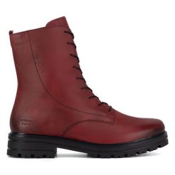Botki Remonte. Czerwone botki damskie Remonte, bez obcasa, na płaskiej podeszwie, bez zapięcia. Za 415.99 zł.