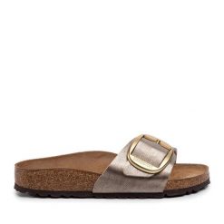 Klapki Birkenstock. Brązowe klapki damskie Birkenstock, bez wzorów, bez obcasa. Za 499.99 zł.