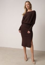 Brązowa Dzianinowa Sukienka z Wiskozą o Nietoperzowym Kroju z Dekoltem w Łódkę Tisan. Brązowe sukienki damskie Born2be, na co dzień, m, bez wzorów, z dzianiny, bez kołnierzyka, bez ramiączek, midi. Za 159.99 zł.