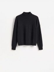 Sweter z obniżoną linią ramion - czarny. Czarne swetry klasyczne damskie Reserved, l, z dzianiny, bez kołnierzyka. Za 119.99 zł.