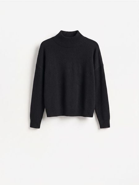 Sweter z obniżoną linią ramion - czarny. Czarne swetry klasyczne damskie Reserved, l, z dzianiny, bez kołnierzyka. Za 119.99 zł.