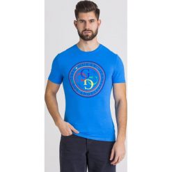 T-SHIRT G-STAMP GUESS. Niebieskie t-shirty męskie Guess, l, z aplikacjami, z bawełny, bez kołnierzyka. Za 101.40 zł.