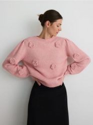 Sweter z różami - różowy. Czerwone swetry klasyczne damskie Reserved, l, z dzianiny, bez kołnierzyka. W wyprzedaży za 119.99 zł.