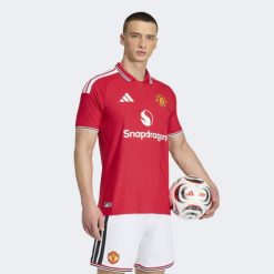 Koszulka podstawowa Manchester United 26/27 Authentic. Czerwone t-shirty sportowe męskie Adidas, xs, z dzianiny, bez ramiączek, do piłki nożnej, climacool (adidas). Za 649.00 zł.
