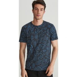 T-shirt z motywem roślinnym - Czarny. Czarne t-shirty damskie Reserved, l, bez wzorów, bez kołnierzyka. Za 49.99 zł.