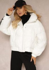 Biała Kurtka Oversize z Pikowanymi Przeszyciami Kieszeniami i Ściągaczem Zinnaria. Białe kurtki damskie Renee, l, bez wzorów, z jeansu, bez kaptura. Za 249.99 zł.