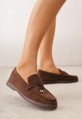 Brązowe Mokasyny VICES Casualowe ze Skórzaną Wkładką i Metalowymi Ozdobami Dinsmore. Brązowe mokasyny damskie Renee, z materiału. Za 89.99 zł.