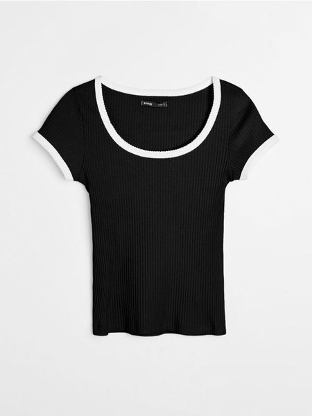 Prążkowana koszulka z kontrastową lamówką - czarny. Czarne t-shirty damskie Sinsay, l, bez wzorów, prążkowane, bez kołnierzyka. Za 19.99 zł.