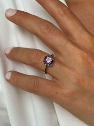 Les Petites Précieuses Pozłacany pierścionek z ametystem i spinelem rozmiar: 54. Czarne pierścionki damskie Les Petites Précieuses, z ametystem, pozłacane. Za 252.34 zł.