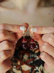 Pierres delicates Pozłacane kolczyki-kreole z agatami i cyrkoniami rozmiar: onesize. Czerwone kolczyki damskie Pierres delicates, z agatem, pozłacane. Za 43.99 zł.