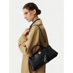 Torebka Guess. Czarne torebki klasyczne damskie Guess, z aplikacjami, bez dodatków. Za 634.99 zł.