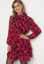 Fioletowa Rozkloszowana Sukienka w Cętki z Falbankami i Stójką Doritha. Fioletowe sukienki damskie Born2be, na co dzień, l, bez wzorów, eleganckie, bez kołnierzyka, bez ramiączek, mini, proste. W wyprzedaży za 135.99 zł.