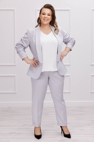 Elegancki żakiet Neva w popielatym kolorze XXL OVERSIZE WIOSNA. Szare marynarki i żakiety damskie Moda Size Plus Iwanek, s, bez wzorów, z bawełny, eleganckie. W wyprzedaży za 159.90 zł.