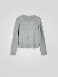 Sweter z aplikacjami - jasnoszary. Szare swetry klasyczne damskie Reserved, l, z dzianiny, bez kołnierzyka. W wyprzedaży za 59.99 zł.