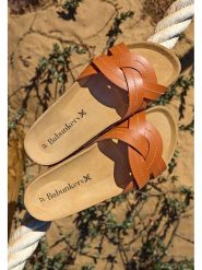 BABUNKERS Family Skórzane klapki w kolorze brązowym rozmiar: 42. Brązowe klapki damskie BABUNKERS Family, bez wzorów, bez obcasa. Za 119.12 zł.