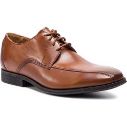 Półbuty CLARKS - Gilman Mode 261302807 Dark Tan Leather. Brązowe buty wizytowe męskie Clarks, z materiału, bez zapięcia. W wyprzedaży za 239.00 zł.
