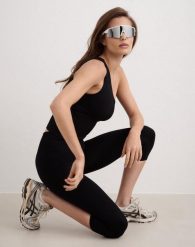 Damskie legginsy capri bezszwowe, wysoki stan, invisible scrunch Shape czarne. Czarne legginsy damskie Aim'n, m, bez wzorów, z dzianiny. Za 254.00 zł.