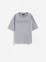 Bawełniany t-shirt z aplikacjami - ciemnoszary. Szare koszulki dziewczęce Reserved, z aplikacjami, z bawełny, bez ramiączek. Za 39.99 zł.