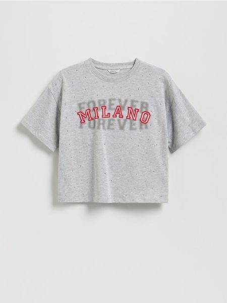 T-shirt z aplikacją - jasnoszary. Szare koszulki dziewczęce Reserved, z aplikacjami, z bawełny, bez ramiączek. W wyprzedaży za 29.99 zł.