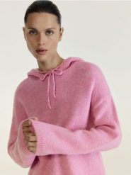 Sweter z kapturem z wełną - różowy. Czerwone swetry klasyczne damskie Reserved, l, z dzianiny, bez kołnierzyka. Za 179.99 zł.