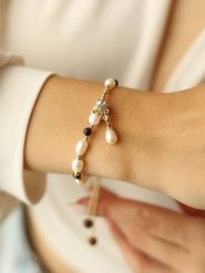 Pierres delicates Pozłacana bransoletka z kamieniami szlachetnymi i perłami rozmiar: onesize. Białe bransoletki damskie Pierres delicates, pozłacane. Za 104.39 zł.