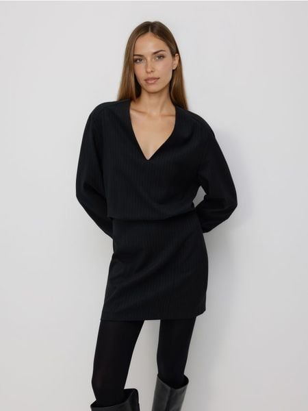 Sukienka mini w paski - wielobarwny. Sukienki damskie Reserved, na co dzień, l, bez wzorów, z tkaniny, bez kołnierzyka, bez ramiączek, mini, proste. Za 179.99 zł.