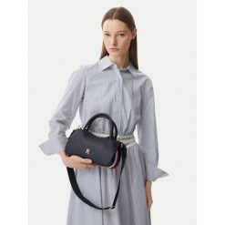 Torebka Tommy Hilfiger. Niebieskie torebki klasyczne damskie Tommy Hilfiger, bez wzorów, bez dodatków. Za 489.99 zł.