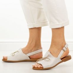 Białe skórzane płaskie sandały damskie Cambell 19387. Białe sandały damskie Cambell, bez wzorów, z jeansu, bez obcasa, na płaskiej podeszwie. Za 219.00 zł.