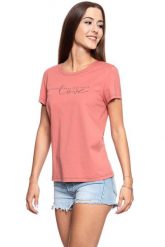 MUSTANG T SHIRT DAMSKI Alina C Print Canyon Rose 1008932 8187. Czerwone t-shirty damskie Mustang, s, bez wzorów, bez kołnierzyka. W wyprzedaży za 39.99 zł.