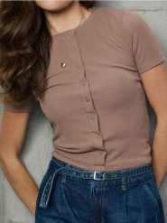 Prążkowana koszulka z guzikami - brązowy. Brązowe t-shirty damskie Sinsay, l, bez wzorów, prążkowane, bez kołnierzyka. Za 25.99 zł.