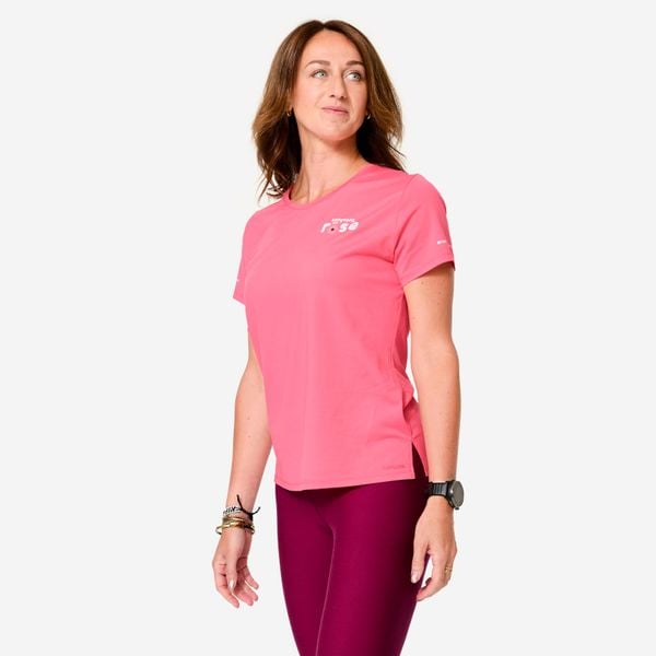 Koszulka do biegania damska Kiprun Run 500 Dry "Bougeons en rose". Czerwone t-shirty damskie KIPRUN, m, bez wzorów, z elastanu, bez kołnierzyka. Za 49.99 zł.