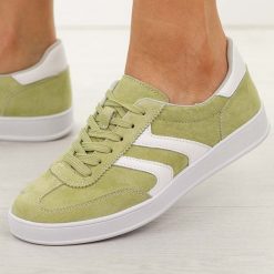 Zielone skórzane półbuty damskie Vinceza 95400. Zielone półbuty damskie VINCEZA, bez wzorów, z jeansu, casualowe, z okrągłym noskiem, bez obcasa, na płaskiej podeszwie. W wyprzedaży za 197.10 zł.