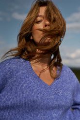 Sweter z dekoltem w serek niebieski. Niebieskie swetry klasyczne damskie MOODO, l, z poliesteru, bez kołnierzyka. Za 149.99 zł.