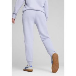 Damskie spodnie dresowe z małym logo No.1 ESS PUMA Cool Weather Blue. Niebieskie spodnie sportowe damskie Puma, m, z dresówki, do biegania. W wyprzedaży za 114.00 zł.