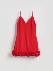 Sukienka z ozdobną aplikacją - czerwony. Czerwone sukienki damskie Reserved, l, z aplikacjami, z tkaniny, bez kołnierzyka, bez ramiączek, mini, dopasowane. Za 199.99 zł.