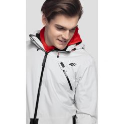 Kurtka narciarska męska KUMN255 - szary. Szare kurtki męskie 4f, m, bez wzorów, z meshu, z kapturem, narciarskie. W wyprzedaży za 349.99 zł.